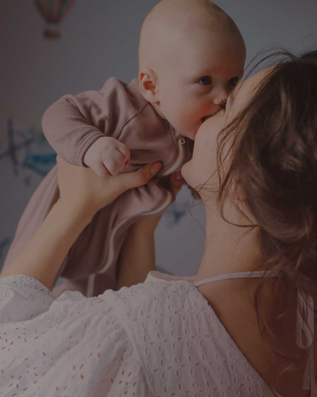 Pacote Dia das Mães com mãe e bebê em momento afetuoso